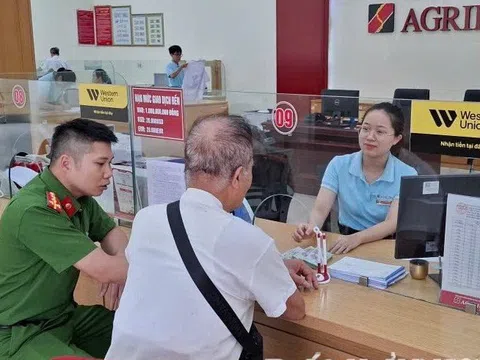 Có 3 sổ tiết kiệm, cụ ông 79 tuổi chỉ rút 1 quyển để chuyển khoản 200 triệu đồng: Nhân viên Agribank nhận giao dịch, rồi báo công an