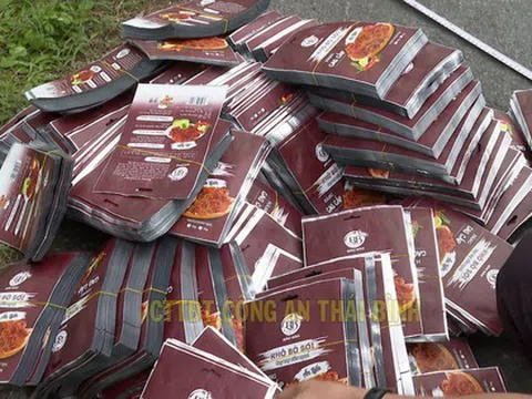 Cận cảnh những gói khô bò sợi, heo cháy tỏi, khô gà cay không rõ nguồn gốc: Thu giữ hơn 60.000 sản phẩm, 2 tấn vỏ bao bì