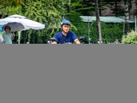 Khách hàng hào hứng đặt cọc xe máy điện ở sự kiện 'Đổi xăng lấy điện'