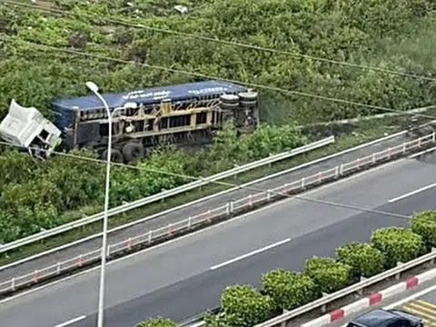 Xe đầu kéo văng khỏi đường cao tốc TP HCM - Long Thành - Dầu Giây