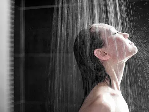 Bạn đang tắm sai cách! Bác sĩ tiết lộ lỗi sai thường gặp có thể ĐE DỌA đến tính mạng