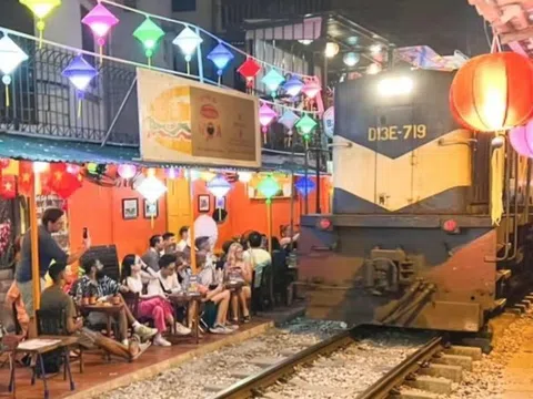 Báo nước ngoài nói 1 điều bất ngờ về cà phê đường tàu ở Hà Nội