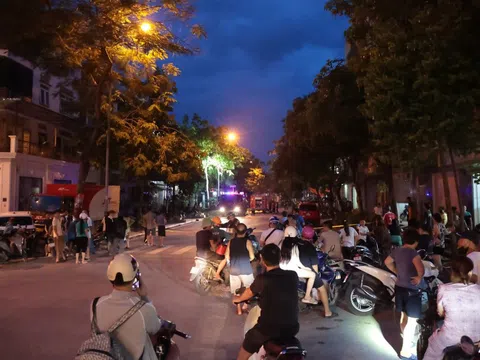 Người dân bần thần kể lại vụ nổ lớn gây cháy khiến 2 người tử vong ở Hà Nội: "Lúc đầu tôi tưởng là động đất"