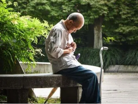 Vợ qua đời, cụ ông 95 tuổi ra ngân hàng rút tiết kiệm 1 tỷ đồng nhưng bị từ chối: "Ông không có quyền thừa kế"