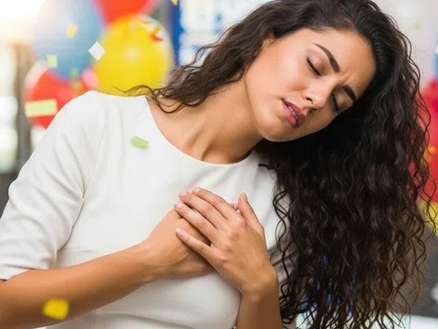 Vươn mình sau trúng số: Trúng số gần 24 tỷ đồng, người phụ nữ "ngất xỉu" ngay trên sân khấu