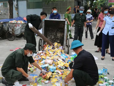 Cận cảnh hàng nghìn hộp thực phẩm chức năng bị đổ bỏ ngổn ngang ở bãi rác tại Quảng Ninh