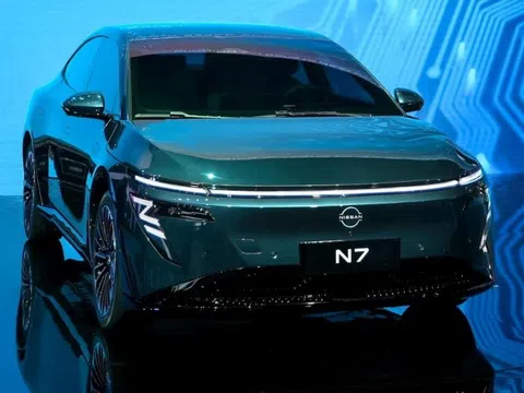 Khách Trung Quốc đổ xô đặt cọc xe điện Nissan