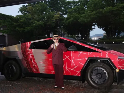 G-Dragon 'nhuộm đỏ' Tesla Cybertruck