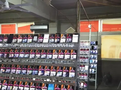 Tịch thu hơn 20.000 điện thoại phát sáng 24/7 và 32 tỷ đồng trong một căn nhà cũ