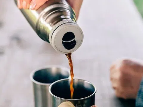 Người đàn ông tử vong sau 10 năm dùng một chiếc bình giữ nhiệt