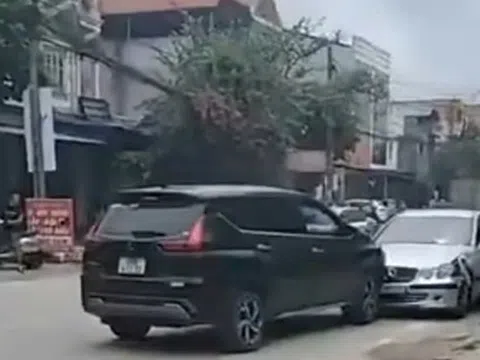 VIDEO: Tài xế Xpander dùng xe mình "ghìm" xe Mercedes có tài xế bất tỉnh trên ghế lái