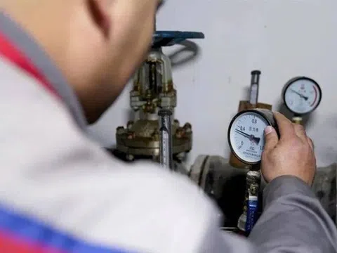 Vắng nhà 1 tháng, về nhận hóa đơn tiền nước 16 triệu đồng, chủ nhà yêu cầu kiểm tra đồng hồ thì được thông báo: Có bất thường từ nhà hàng xóm