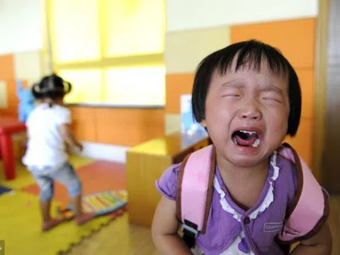 Bé gái 4 tuổi tan học 3 ngày liên tiếp không ai đến đón, cô giáo mở cặp ra xem thì chết lặng