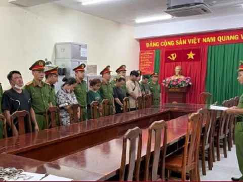 Bắt khẩn cấp cặp vợ chồng cầm đầu đường dây buôn nước hoa giả