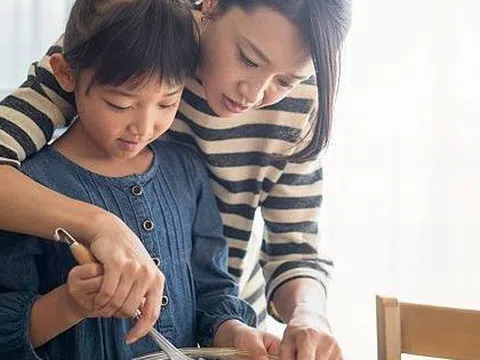 Chi 75 triệu thuê bảo mẫu nước ngoài, nuôi con gái 5 tuổi, bị cho "phung phí, sính ngoại", bà mẹ 9x Hà Nội nói gì?
