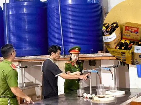 Công an kiểm tra công ty có ngàn chai nước mắm vứt bỏ ở Quảng Nam