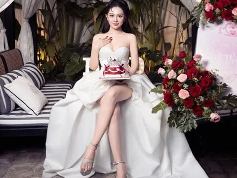 Hoa hậu Huỳnh Thúy Anh đẹp rạng rỡ, quyến rũ đón sinh nhật tuổi mới