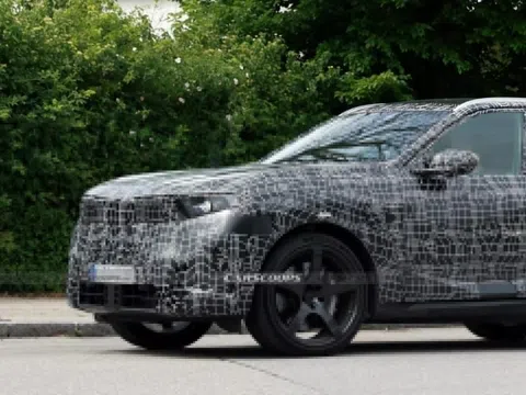 SUV điện BMW iX5 bản hiệu năng cao chạy thử trên đường