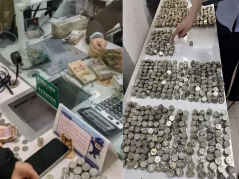 Người phụ nữ mang 4 tấn tiền trị giá 2,5 tỷ đồng đến ngân hàng gửi tiết kiệm: “Tôi chỉ bán tạp hoá ở cổng trường”