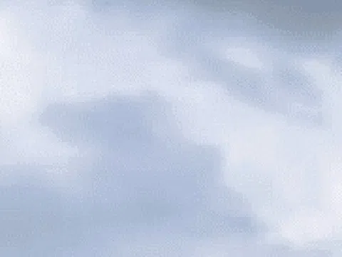Video bé trai bị diều cuốn bay lơ lửng trên không trung, cư dân mạng thót tim trước cảnh tượng "nghẹt thở"
