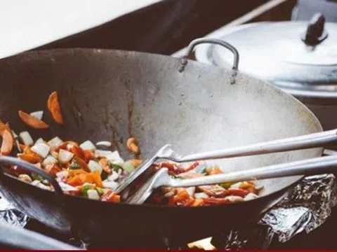 Hai vợ chồng đều mắc ung thư vú, bác sỹ chỉ ra 6 yếu tố gây họa