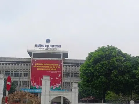 Kỷ luật cảnh cáo 2 cán bộ đại học bị nữ sinh tố có hành vi gạ gẫm, đụng chạm