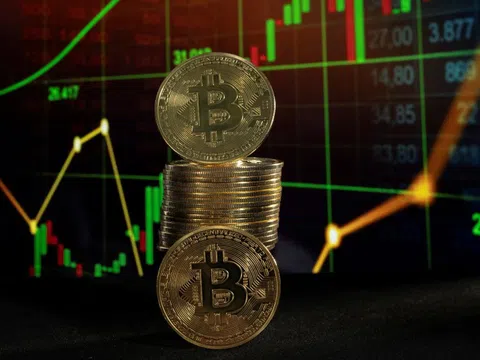 Giá Bitcoin tăng dựng đứng