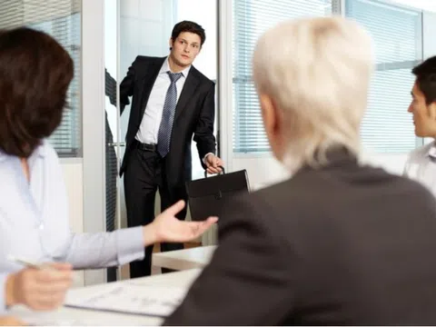 Khi đến muộn, người thường nói “xin lỗi, tôi bị kẹt xe”, người EQ cao không vòng vo, viện cớ mà ghi điểm nhờ cách trả lời tinh tế này