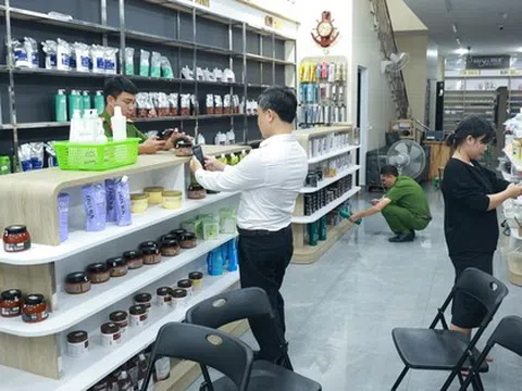 Hàng tấn mỹ phẩm không rõ nguồn gốc vừa phát hiện ở cửa hàng Kim Anh: 2.900 sản phẩm, 43 loại nhãn hàng