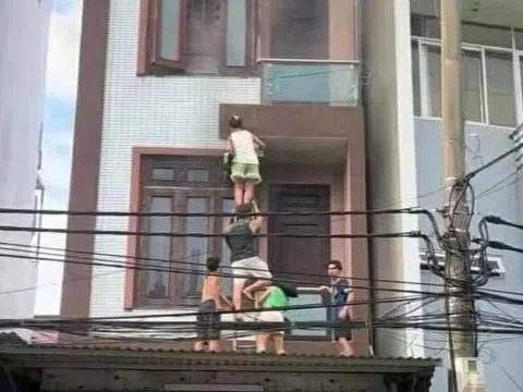 Hình ảnh hàng xóm bắc thang, cứu 4 người trong ngôi nhà đang cháy ở Hà Nội
