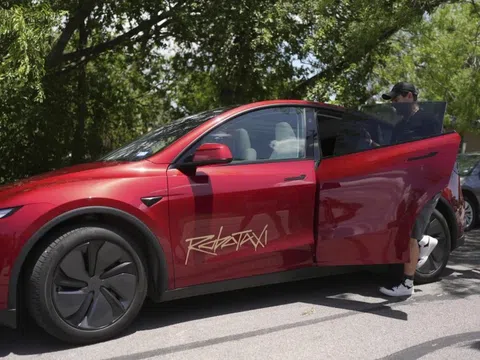 Chuyện xảy ra khi muốn 'tip' taxi không người lái của Tesla
