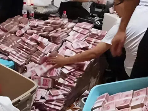 Huy động 300 cảnh sát đột kích căn biệt thự không người ở, tịch thu 4.700 tỷ đồng tiền mặt đủ chất đầy 2 xe tải
