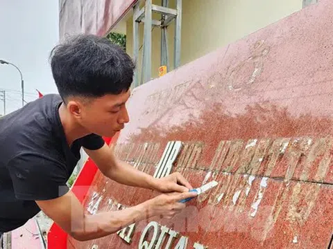 Hà Nội gấp rút thay biển trụ sở, chờ 'thời khắc lịch sử'