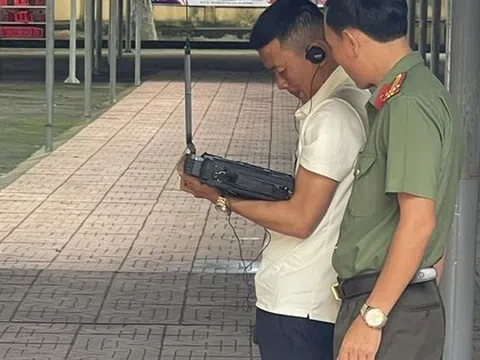 Công an rà sóng lạ để tránh xâm nhập khu vực thi tốt nghiệp THPT