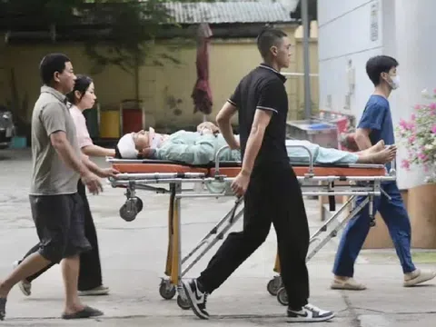 1001 TÌNH HUỐNG éo le kỳ thi TN THPT 2025: Có em đến điểm thi bằng cáng, em bị đình chỉ vì mang điện thoại, em được CSGT dùng mô tô đưa đi đổi thẻ dự thi