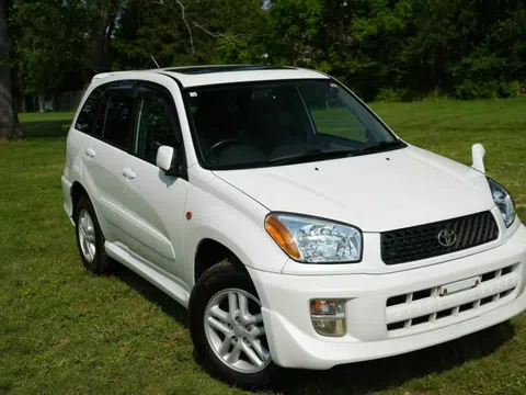 Tình trạng chiếc Toyota RAV4 25 năm tuổi nhưng đi chưa đến 6.000 km