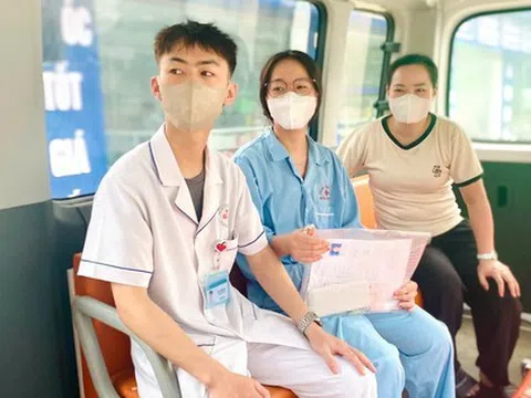 Nữ sinh vừa mổ ruột thừa được xe cấp cứu đưa đến điểm thi tốt nghiệp