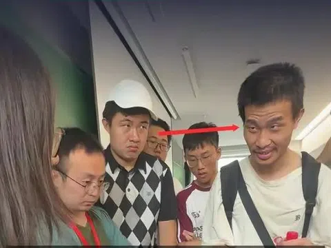 Hai thiên tài toán học cùng xuất hiện trong một khung hình: Vi Thần bất ngờ "phá vỏ", sôi nổi tranh luận trước đám đông