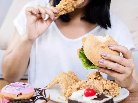 Cô gái 21 tuổi suýt vỡ dạ dày vì ăn cùng lúc 4kg thực phẩm
