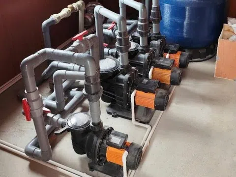 Bể bơi “hụt hơi” mùa cao điểm, chuyên gia nói gì?
