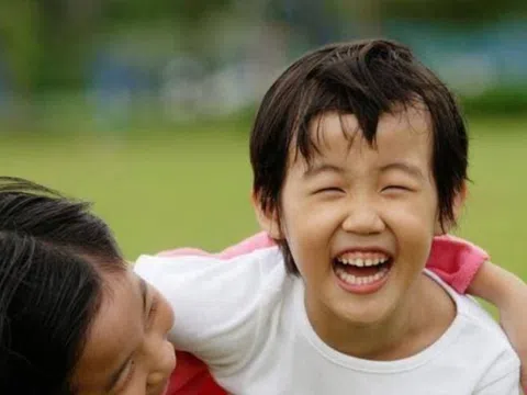 10 hành động của trẻ nhìn thì bình thường nhưng thực chất EQ rất cao – Không phải đứa trẻ nào cũng làm được!