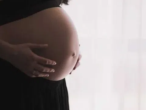 Sinh con tại bệnh viện, sản phụ bị y tá bôi nhầm axit lên bụng