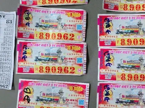 Mang tờ vé số đi đổi giải an ủi, không ngờ trúng độc đắc