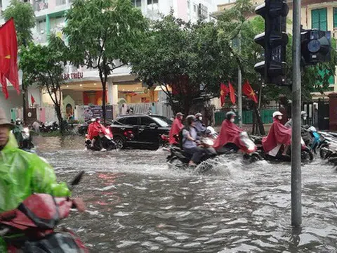 Mưa lớn khiến nhiều tuyến phố ở Hà Nội ngập sâu, ách tắc