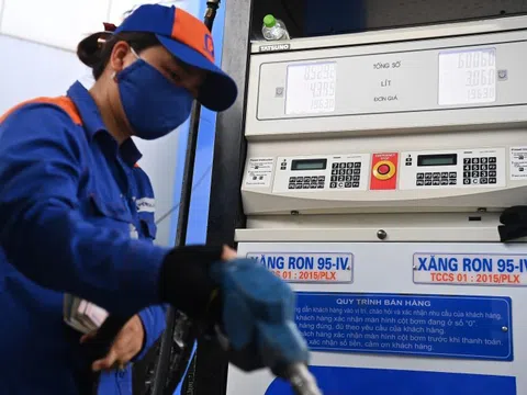 Giá xăng giảm mạnh từ đêm nay