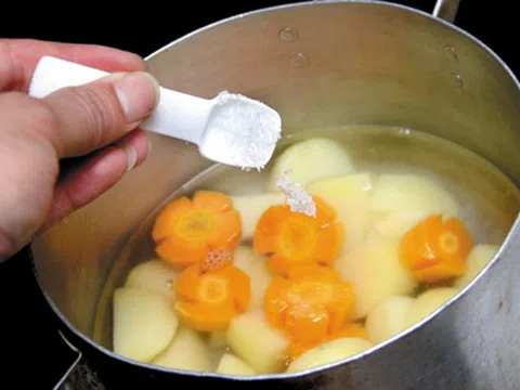 Đồng phạm của nhồi máu não trốn ngay trong bếp, muốn tránh hãy ĂN ÍT ĐI 4 gia vị này