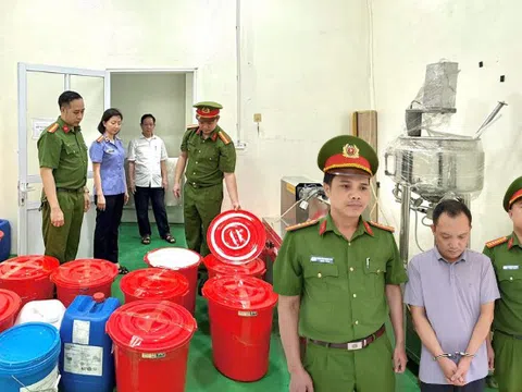 Cận cảnh khám xét Công ty Athena Việt Nam của 'trùm mỹ phẩm giả' Đường Văn Thiết