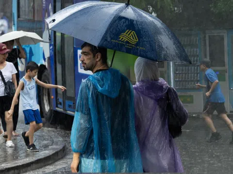 Hà Nội sáng nay sấm chớp đì đùng, người dân vất vả di chuyển dưới cơn mưa như trút