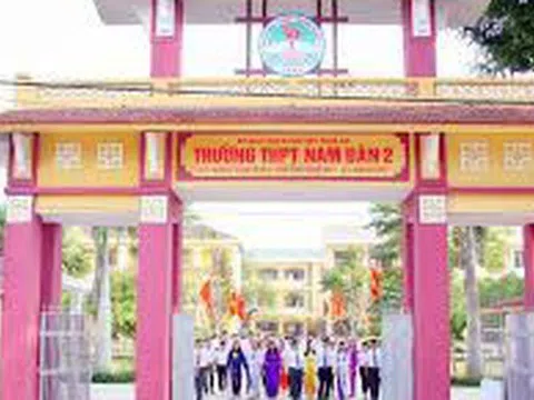 Một trường THPT tuyển sinh đợt 2 với mức điểm chuẩn 2,5 điểm