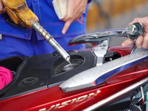 Giá xăng giảm mạnh xuống dưới 20.000 đồng/lít